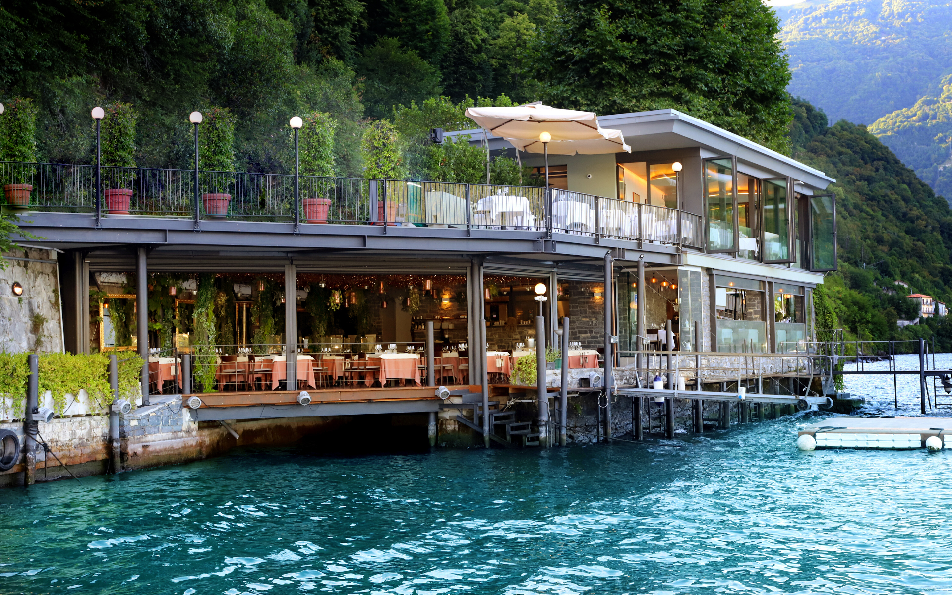 terrazza esterna del ristorante sul lago a Brienno