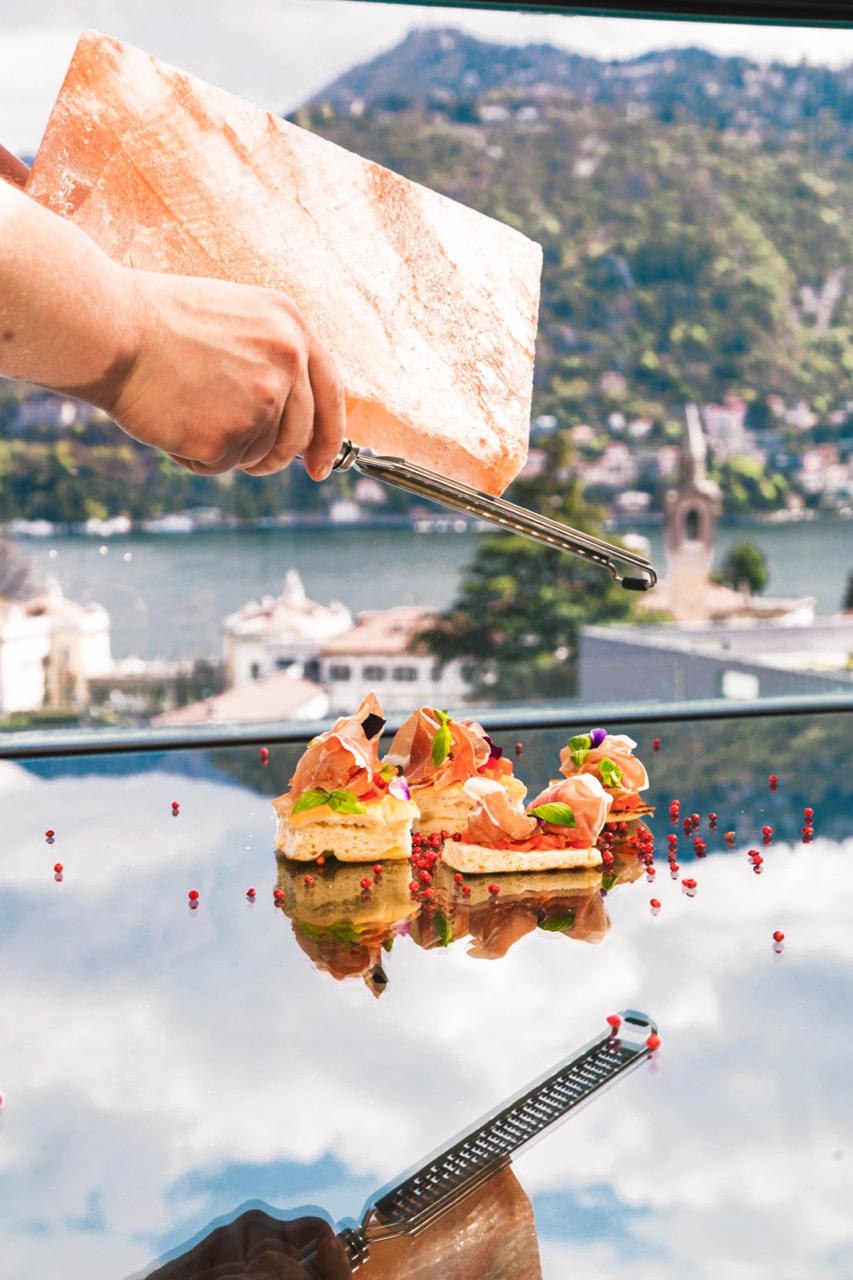 Aperitivo bordo piscina con vista del Lago di Como