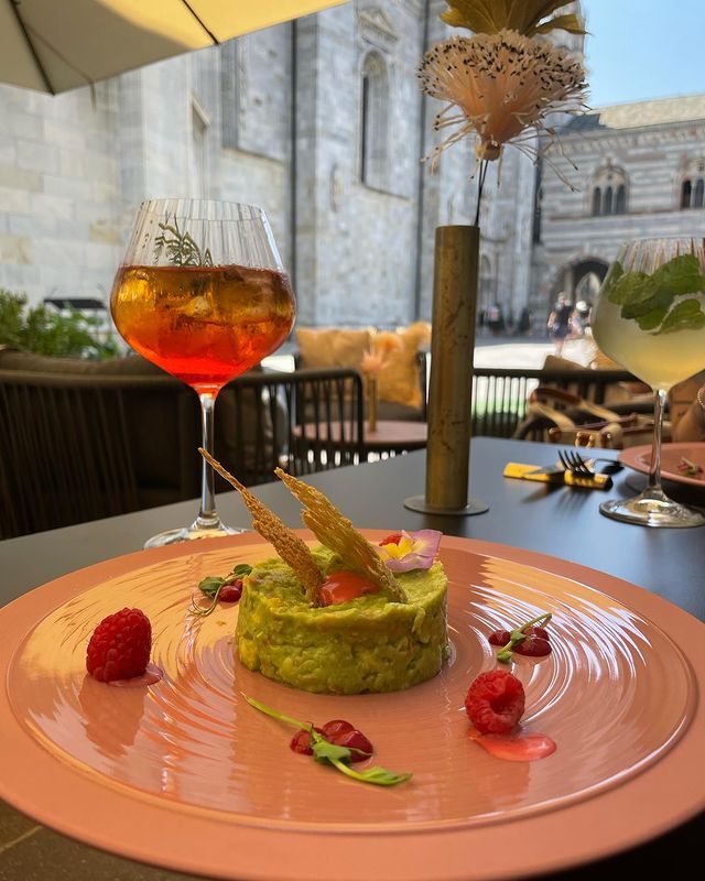 ristorante e bar nel centro di Como affiancato dal Duomo